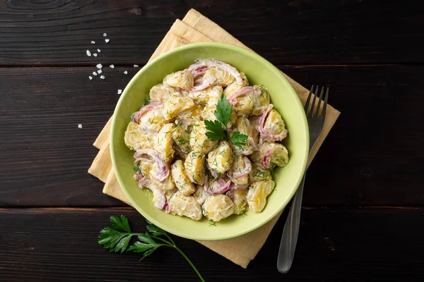 Ensalada Patatas Con Cebolla Roja Verduras Tazón Sobre Una Mesa — Foto de Stock