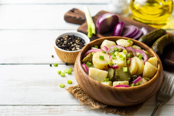 Ensalada Papa Con Pepinos Escabeche Cebolla Bol Sobre Una Mesa — Foto de Stock