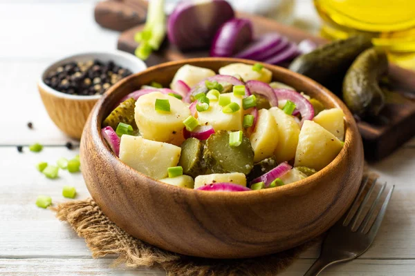 Ensalada Papa Con Pepinos Escabeche Cebolla Bol Sobre Una Mesa — Foto de Stock