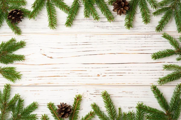 Christmas Trä Bakgrund Med Fir Grenar Och Kottar Ovanifrån Med — Stockfoto