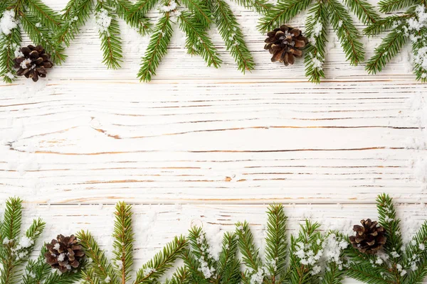 Christmas Trä Bakgrund Med Fir Grenar Kottar Och Snö Ovanifrån — Stockfoto