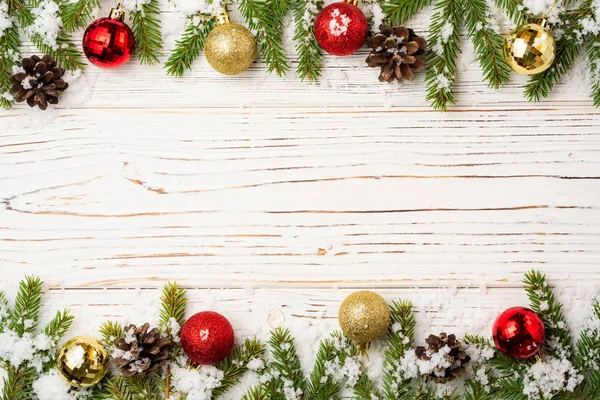 圣诞木制背景与冷杉树枝 雪和装饰 带复制空间的顶视图 — 图库照片