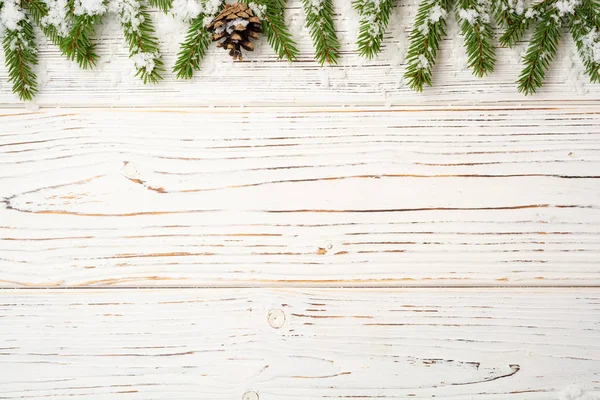 Christmas Trä Bakgrund Med Fir Grenar Kottar Och Snö Ovanifrån — Stockfoto