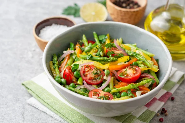 Ensalada Con Espárragos Pimiento Morrón Tomates Cherry Cebolla Roja Guisantes — Foto de Stock