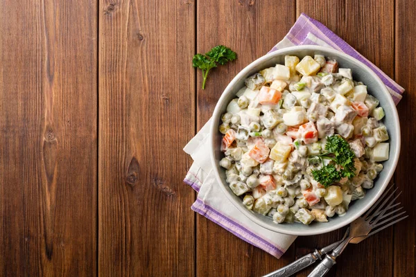 Ensalada Tradicional Rusa Olivier Tazón Sobre Mesa Madera Vista Superior — Foto de Stock