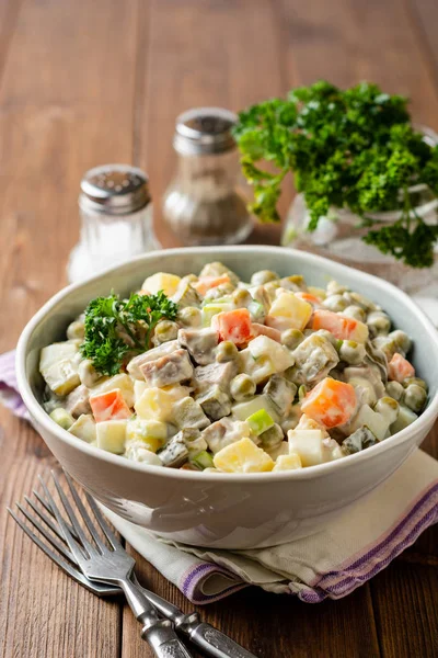 Traditionella Ryska Sallad Olivier Skål Träbord Selektivt Fokus — Stockfoto