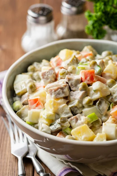 Traditionella Ryska Sallad Olivier Skål Träbord Selektivt Fokus — Stockfoto