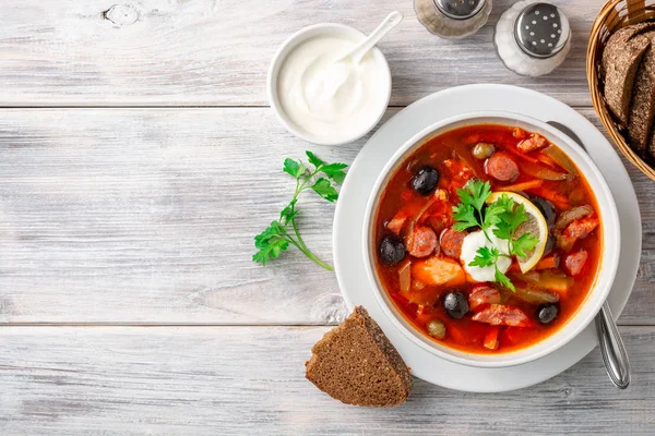 Sopa Carne Russa Tradicional Solyanka Boliche Mesa Madeira Rústica Vista — Fotografia de Stock