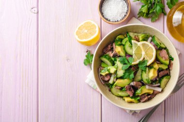 Taze salata sebze ve ahşap arka plan üzerinde kase ton balığı. Üstten görünüm. Kopya alanı.