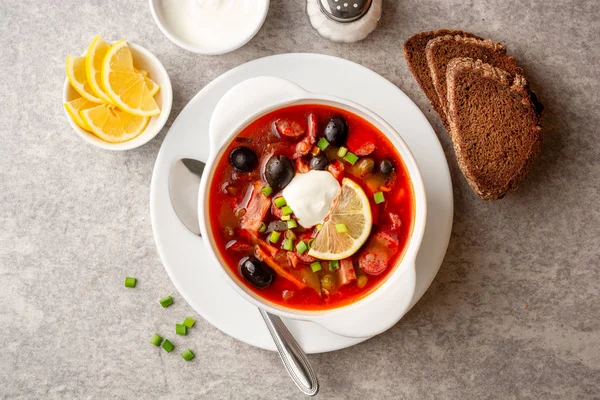 Sopa Carne Tradicional Rusa Solyanka Tazón Sobre Fondo Piedra Gris —  Fotos de Stock