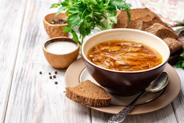 Geleneksel Rus lahana çorbası Shchi kase rustik ahşap zemin üzerinde. Seçici odak.