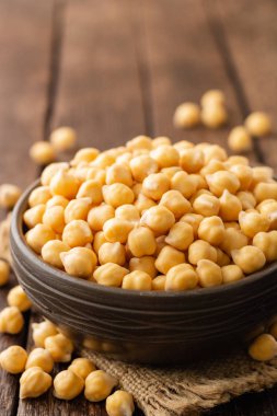 Koyu ahşap rustik masada seramik kase nohut. Seçici odak.