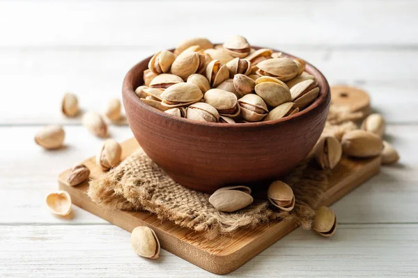 Nueces Pistacho Saladas Tazón Cerámica Sobre Fondo Madera Blanca Enfoque — Foto de Stock