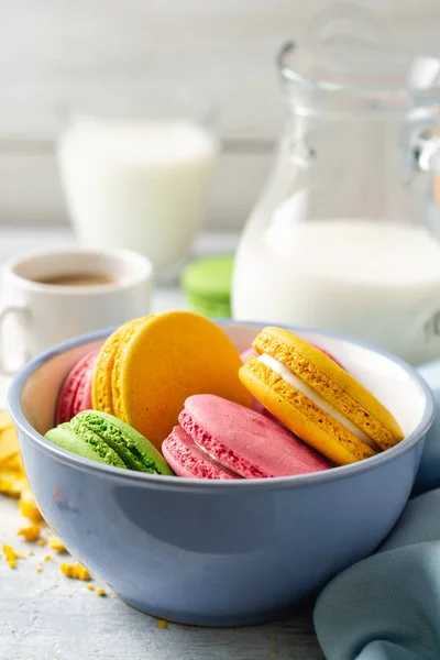 Macaron Francesi Colorati Sfondo Cemento Focus Selettivo — Foto Stock