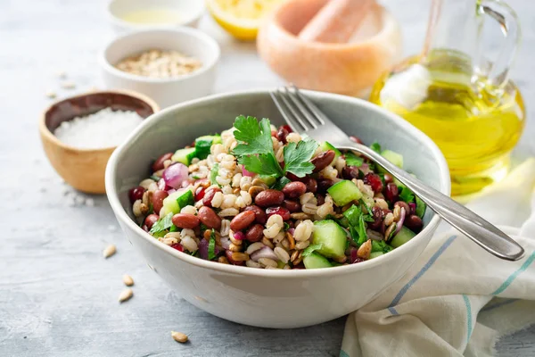 Ensalada Cebada Perlada Saludable Con Frijoles Pepinos Cebolla Roja Semillas — Foto de Stock