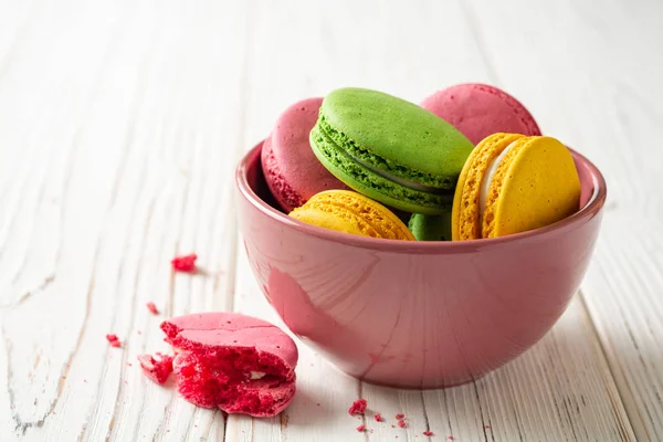 Macarons Franceses Coloridos Tigela Sobre Fundo Madeira Branca Foco Seletivo — Fotografia de Stock