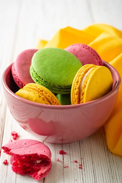 Macarons Franceses Coloridos Tigela Sobre Fundo Madeira Branca Foco Seletivo — Fotografia de Stock