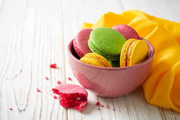 Macarons Franceses Coloridos Tigela Sobre Fundo Madeira Branca Foco Seletivo — Fotografia de Stock