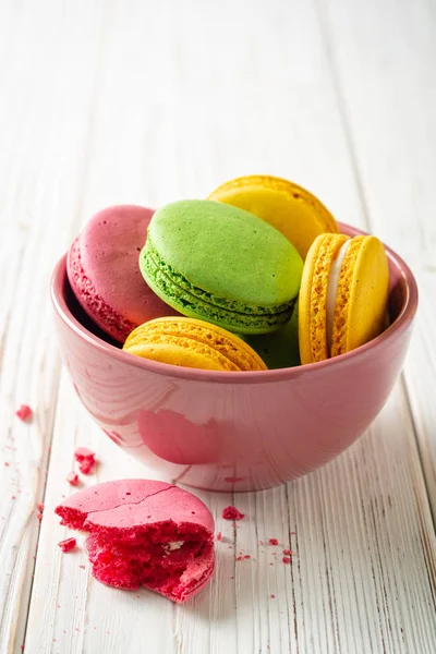 Macarons Franceses Coloridos Tigela Sobre Fundo Madeira Branca Foco Seletivo — Fotografia de Stock