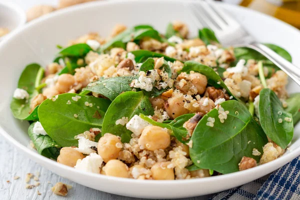 Ensalada Saludable Con Espinacas Garbanzos Quinua Queso Feta Nueces Plato — Foto de Stock