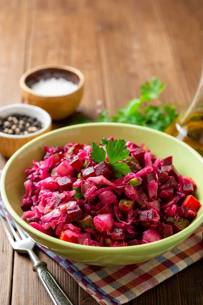 Vinagreta Tradicional Ensalada Rusa Con Verduras Hervidas Pepinos Escabeche Chucrut — Foto de Stock