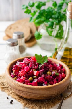 Haşlanmış sebze, salatalık turşusu ve beyaz ahşap masada kase de lahana turşusu ile Geleneksel Rus salatası vinaigrette. Seçici odaklama.