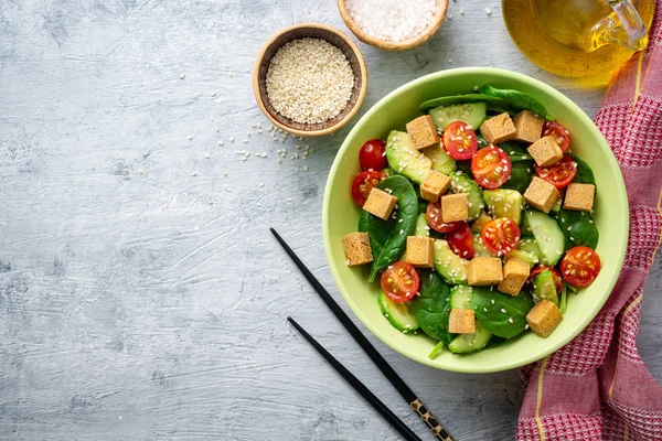 Ensalada Vegana Con Espinacas Pepino Tomates Aguacate Tofu Frito Sésamo — Foto de Stock