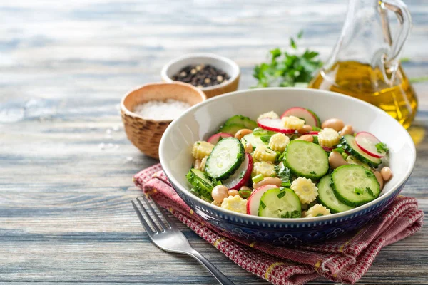 Ensalada Verduras Saludables Con Pepino Rábano Frijoles Mini Maíz Hierbas — Foto de Stock