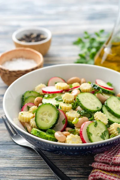 Ensalada Verduras Saludables Con Pepino Rábano Frijoles Mini Maíz Hierbas — Foto de Stock