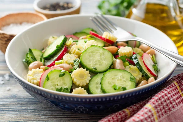 Ensalada Verduras Saludables Con Pepino Rábano Frijoles Mini Maíz Hierbas — Foto de Stock