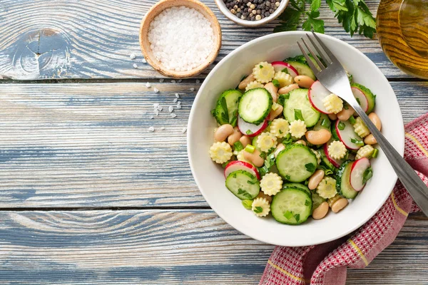 Ensalada Verduras Saludables Con Pepino Rábano Frijoles Mini Maíz Hierbas — Foto de Stock