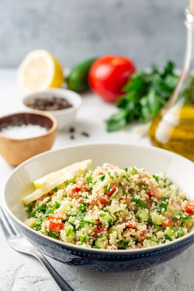 Ensalada Árabe Tradicional Tabbouleh Con Cuscús Verduras Verduras Sobre Fondo — Foto de Stock