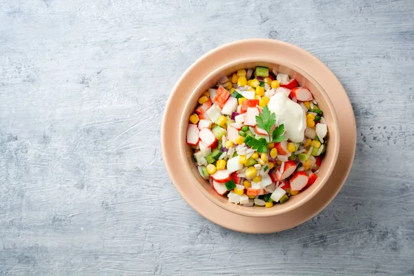 Ensalada Con Palitos Cangrejo Maíz Dulce Pepinos Huevos Cocidos Cebolla — Foto de Stock