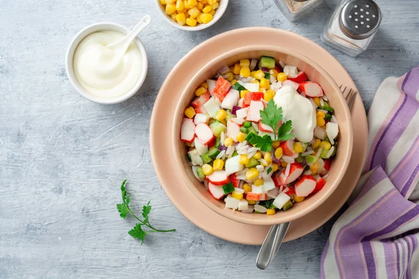 Ensalada Con Palitos Cangrejo Maíz Dulce Pepinos Huevos Cocidos Cebolla — Foto de Stock