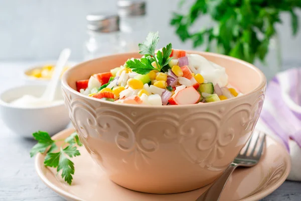 Ensalada Con Palitos Cangrejo Maíz Dulce Pepinos Huevos Cocidos Cebolla — Foto de Stock