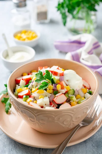 Ensalada Con Palitos Cangrejo Maíz Dulce Pepinos Huevos Cocidos Cebolla — Foto de Stock