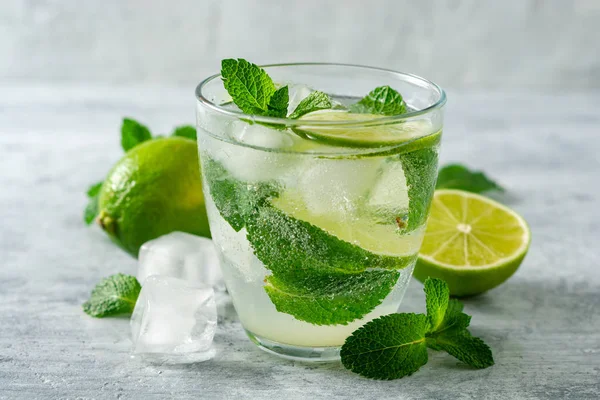 Cóctel Mojito Fresco Con Lima Menta Vidrio Sobre Fondo Hormigón —  Fotos de Stock