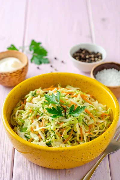 Ensalada Ensalada Col Zanahoria Pepino Bol Sobre Fondo Madera Púrpura — Foto de Stock