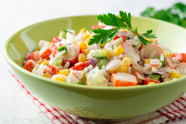 Sallad Med Krabbpinnar Sockermajs Gurka Kokta Ägg Lök Och Ris — Stockfoto