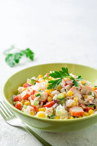 Ensalada Con Palitos Cangrejo Maíz Dulce Pepinos Huevos Cocidos Cebolla — Foto de Stock