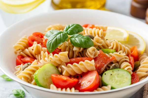 Ensalada Pasta Integral Con Pepinos Tomates Cherry Salmón Salado Alcaparras — Foto de Stock