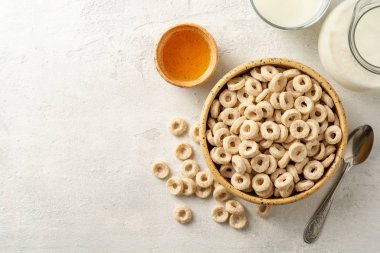Beton arka planda kasede tam tahıl gevreği halkaları. Sağlıklı kahvaltı. Üst Manzara. Boşluğu kopyala.