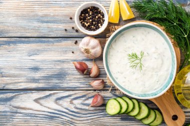 Geleneksel Yunan yoğurdu tzatziki sosu ahşap masada. Üst Manzara. Boşluğu kopyala.
