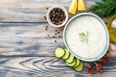 Geleneksel Yunan yoğurdu tzatziki sosu ahşap masada. Üst Manzara. Boşluğu kopyala.
