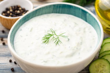 Geleneksel Yunan yoğurdu tzatziki sosu ahşap masada. Seçici odak.