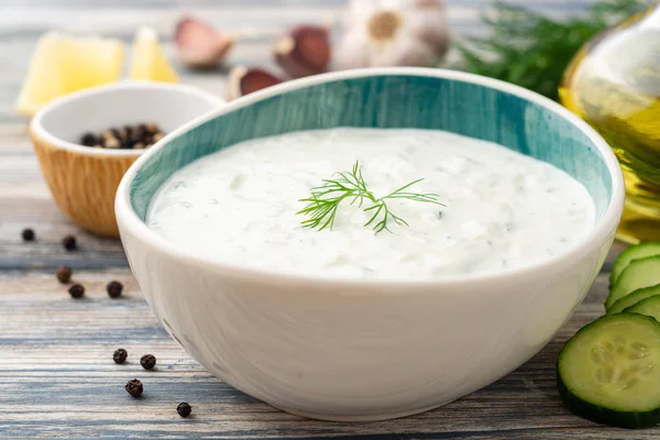 Traditionele Griekse Yoghurtsaus Tzatziki Kom Houten Tafel Selectieve Focus — Stockfoto