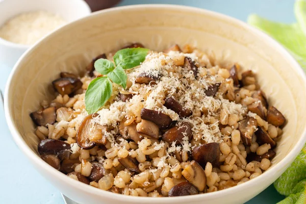 Pärlkornrisotto Eller Orzotto Med Svamp Och Parmesanost Skål Blå Betong — Stockfoto