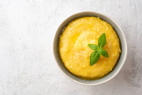 Polenta Beurre Fromage Parmesan Dans Bol Sur Fond Béton Vue — Photo