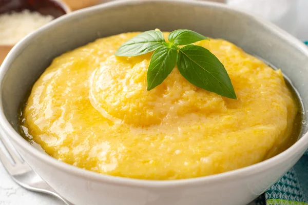 Polenta Con Mantequilla Queso Parmesano Bol Sobre Fondo Hormigón Enfoque —  Fotos de Stock