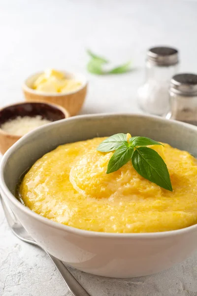 Polenta Beurre Fromage Parmesan Dans Bol Sur Fond Béton Concentration — Photo